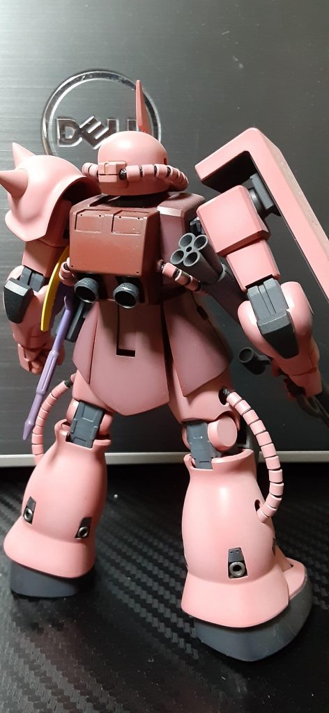 脚部のスラスターや、バックパックなど一般機との違いを当時のキットを弄って再現してみました。