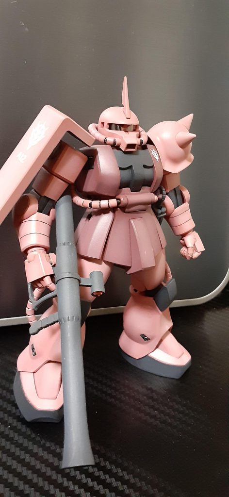 コンビニ弁当のふたで、モノアイシールドを作った記憶があります。
足の甲のパーツを独立化してみたり、動力パイプは社外品だったかな。