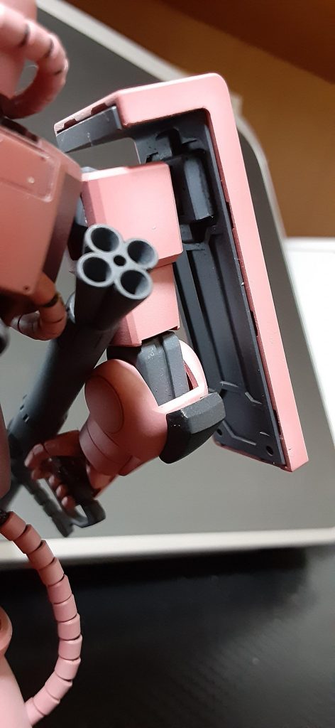 シールド裏のスリット、目立たないところだけど気に入っています。
手首はバーニアパーツを輪切りにしてスペーサーしてみました。