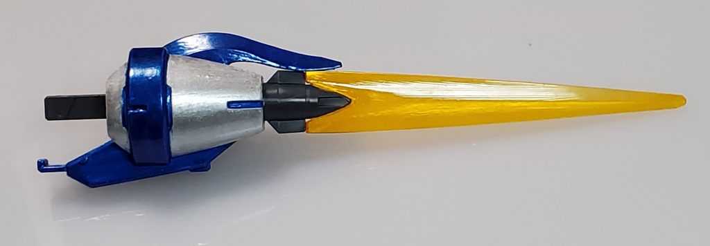 ソードはシアクアンタの物に、鉄血のウェポンシリーズのランスのパーツを使っています。
刀身はダンボール戦機から持ってきました。