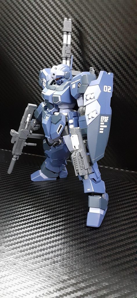 左手武器はサブマシンガン風に。
マガジンは旧陸ジムの余ってたパーツです。