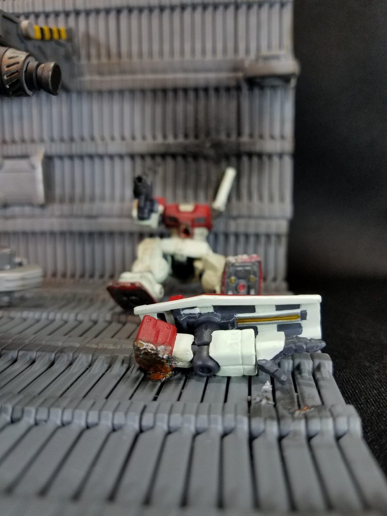 ビームサーベルで斬られた腕はまだ高熱で、床にも熱が伝わって溶けてるようにしました。