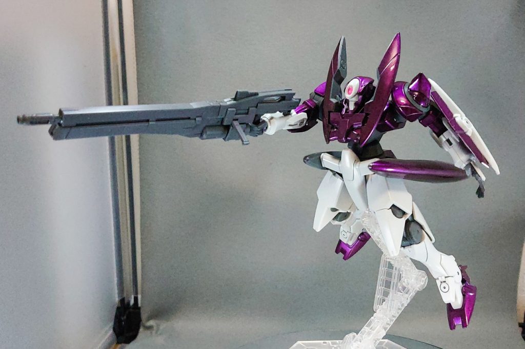 GNロングビームライフルを構え飛行