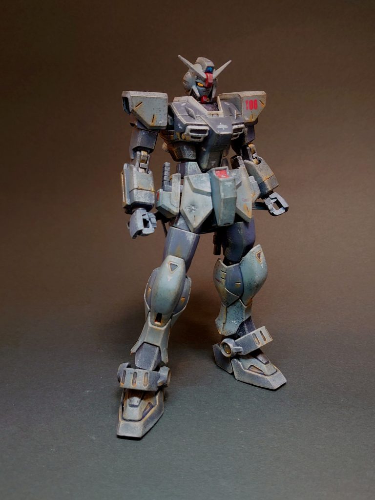 正面。フレッド機はヒールっぽくて良いですね。
頭部メインカメラは付属のシール、ツインアイはラピーテープを貼っています。
また、コクピット部のグレーも、時短のため付属のシールを貼っています。シールに対しウェザリングやデカール貼り等を行い、上手いこと誤魔化しています。