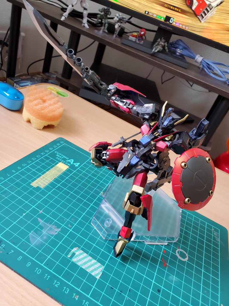 鉄血といえば無骨で大きな武器！
ちょっとわかりにくいですけど…。
武器の背にはブースターが付いているので振り回す際に加速して､勢いよく叩き切ってくれるでしょう( ﾟ∀ﾟ)