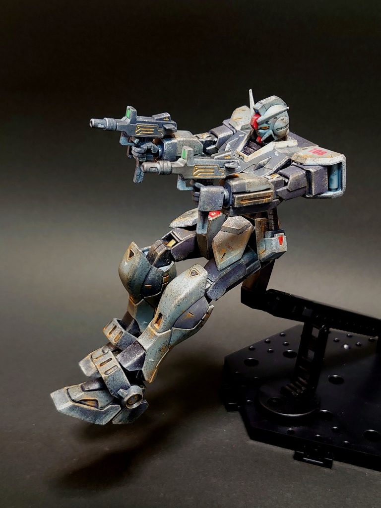 マシンガン。銀と金で部分塗装しています。センサーは付属のシールです。
ちなみにつや消し失敗してめっちゃ白くなってますが、経年劣化の汚れだと自分を騙して受け入れました。