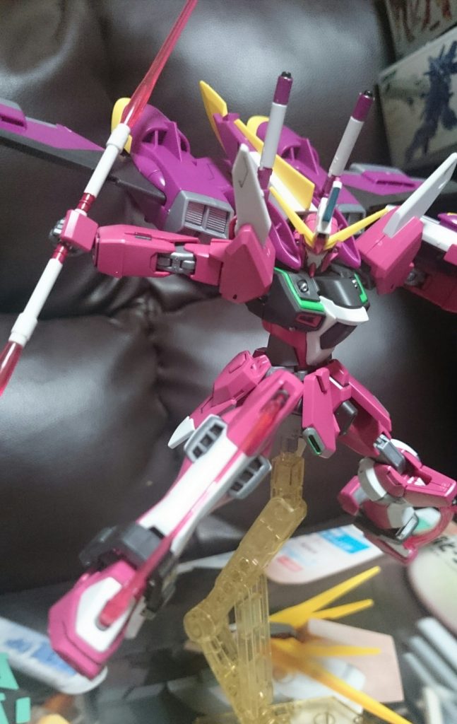 ・MR-Q15A グリフォン ビームブレイド

足のビームエフェクトは直線状ではなく、デフォルトで湾曲状のものが2つ付属。また、ジャスティスナイト時代からある股関節のギミックも健在で、大きな開脚も可能っス！

・MA-M02G シュペールラケルタ ビームサーベル

腰のものはピンを使って挟み込んでるので、フリーダムで頻発したポロリの心配はないっス。その為、取り出す度にサイドのパーツを取り外さなきゃならないんスけど、これがまたカンタンに取り外せてて、且つそう易々とポロるすることもない、ちょうど良い塩梅っス！
またアンビデクストラトス・ハルバード形態は別個に連結状態の物が付属。単体の物も、連結状態の物もレッドのラインは塗装が必要っス。