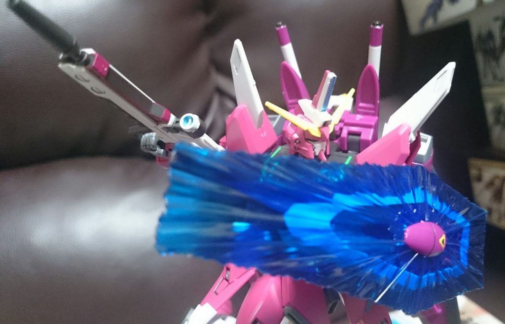 ・MX2002 ビームキャリーシールド

ビームシールドはエフェクトを中央のパーツで挟むことで再現可能っス。また▽はシールが付属してるっスけど、別パーツになっており、塗装派にも安心の設計っス！
ちなみに画像のビームシールドは裏をマッキーの青で塗装してるっス。実際はHGCEストフリやデスティニーに付属するビームシールドと同様の色っス