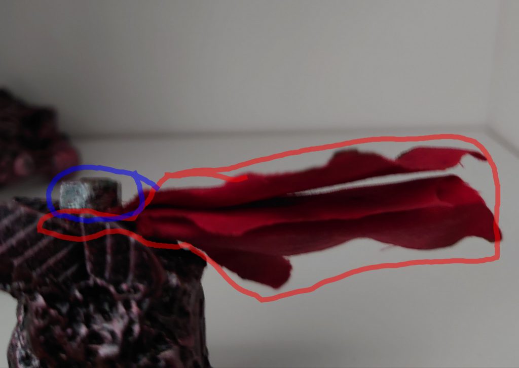 頭のマントに見える何かは元あった髪パーツを切断(青)、丁度よく切った布(赤)を挟む&接着させました。