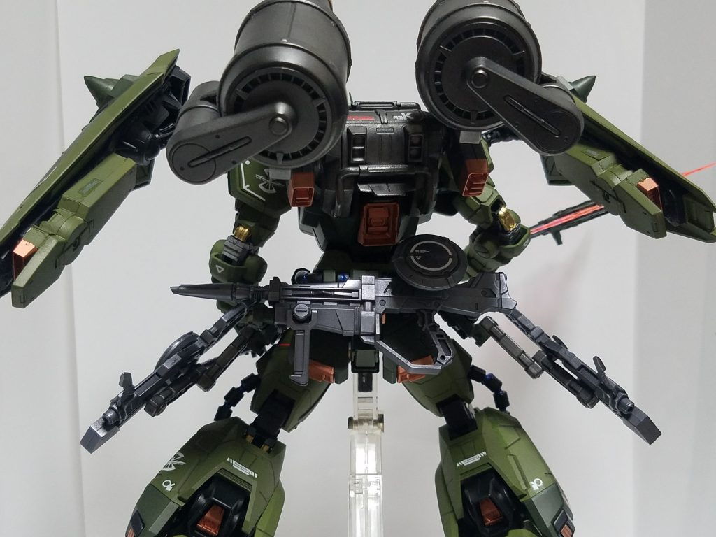 シールドにブースターを付けて機動性UP。
予備の弾倉は左側腰のトマホークと同じ場所に固定(引っ掛け)
※予備弾倉は中を切りかいているので左右どちらでも引っ掛けられます