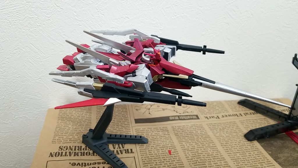 脚裏のカーフミサイルや、サイドスカートのビームバルカンも使用可能