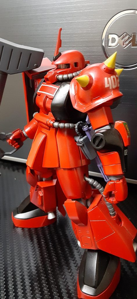 アンテナはシャアザクのを加工。
スパイクアーマーは若干延長。
足首の甲は切り離し、中にスプリングを仕込んで別パーツ加工。
肘の間接のマイナスモールドは別パーツにパテ盛ってボリュームアップ。