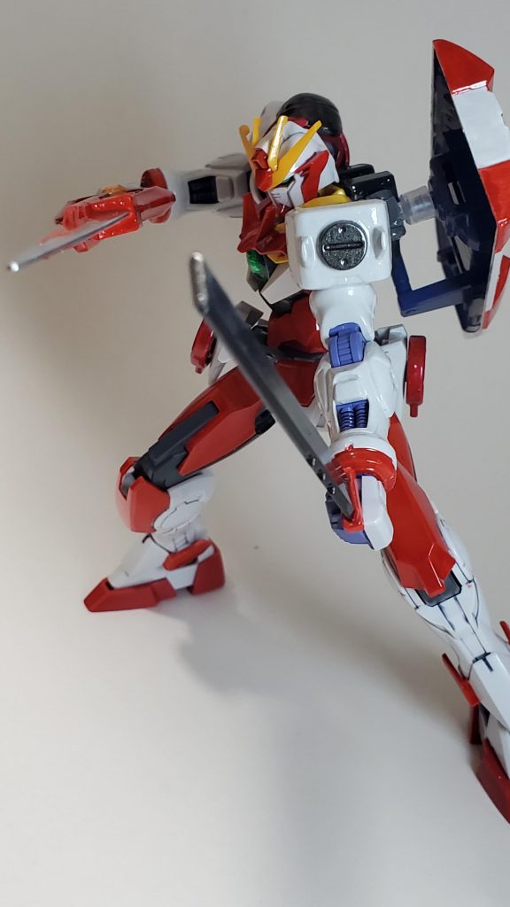 盾には剣が仕込まれているため、二刀流も可能です。