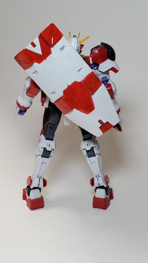 背面
背負った盾が存在感ありますね。