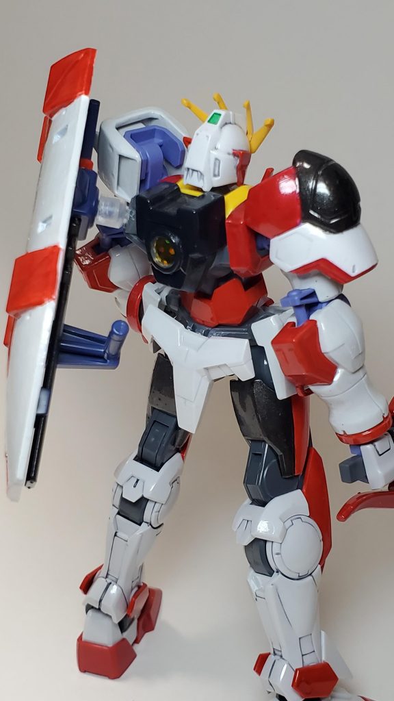 バックパックのポリキャップに延長パーツを付けて盾を装備します。