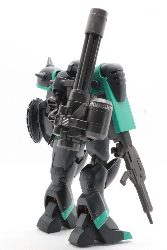 踵にオレンジのケーブル