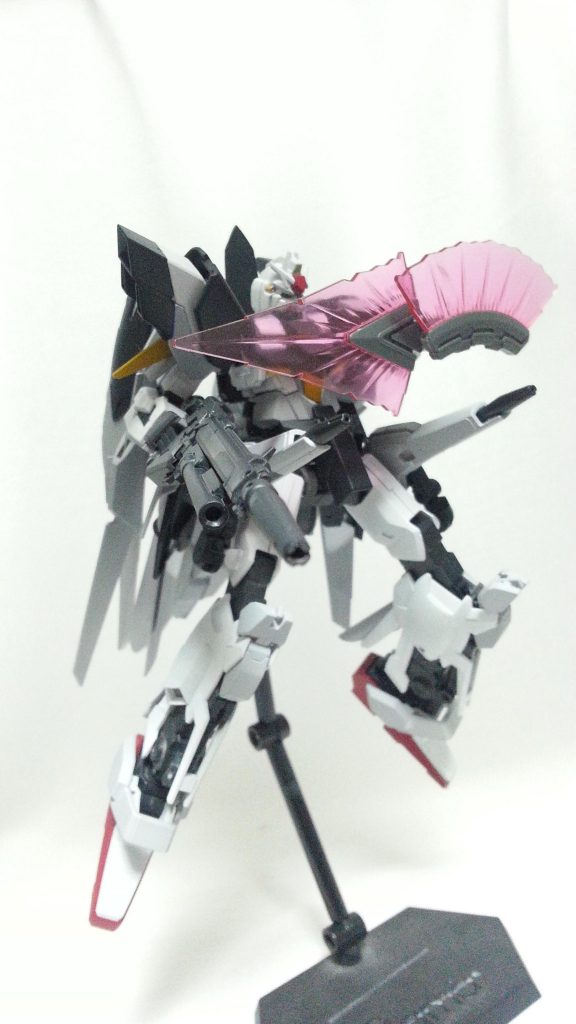 アサルトビームシールドとビームガン構え。
F91みてたらビームシールドつけたくなっちゃいました(笑)
腰からビーム砲のシルエットの影響もヴェスバーからなのは秘密。