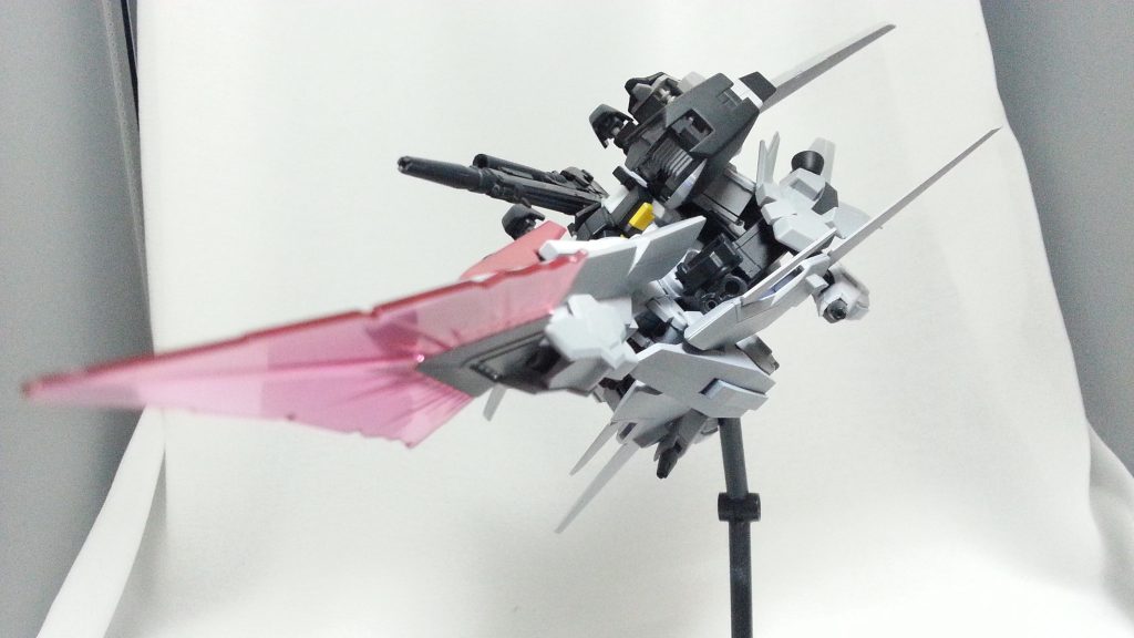 機首先端にはアサルトビームシールドの一部を取り付けるとビーム・ラムとして使えます。
ラムというよりもくちばしっぽいのでビームビーク？
両足のビームガンは翼部の下に配置できるようになっているので可変時も攻撃力が落ちることなく運用可能。