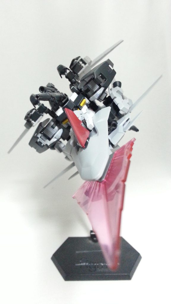 ウェーブライダー突撃！
先端恐怖症の方はすみません(笑)
戦艦などにぶっ刺さった後に全門斉射とか必殺技っぽいですよね～
一応機首はフライングアーマー扱いなので刺さった後に切り離しても不具合なくMS形態に戻れます。
高機動で接近して、突撃後にそのまま可変して近接攻撃も可能な完全な強襲機ですね(笑)