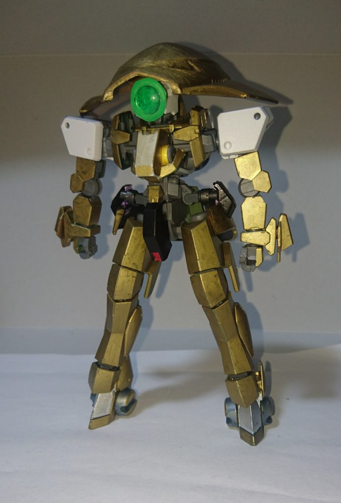 グレイズのフレームの汎用性高いです。
頭部については、旧シリーズのグラブロを加工してかぶせました。
目については、プラ板を円形に切り取り、その上にwaveのレンズを付けました。