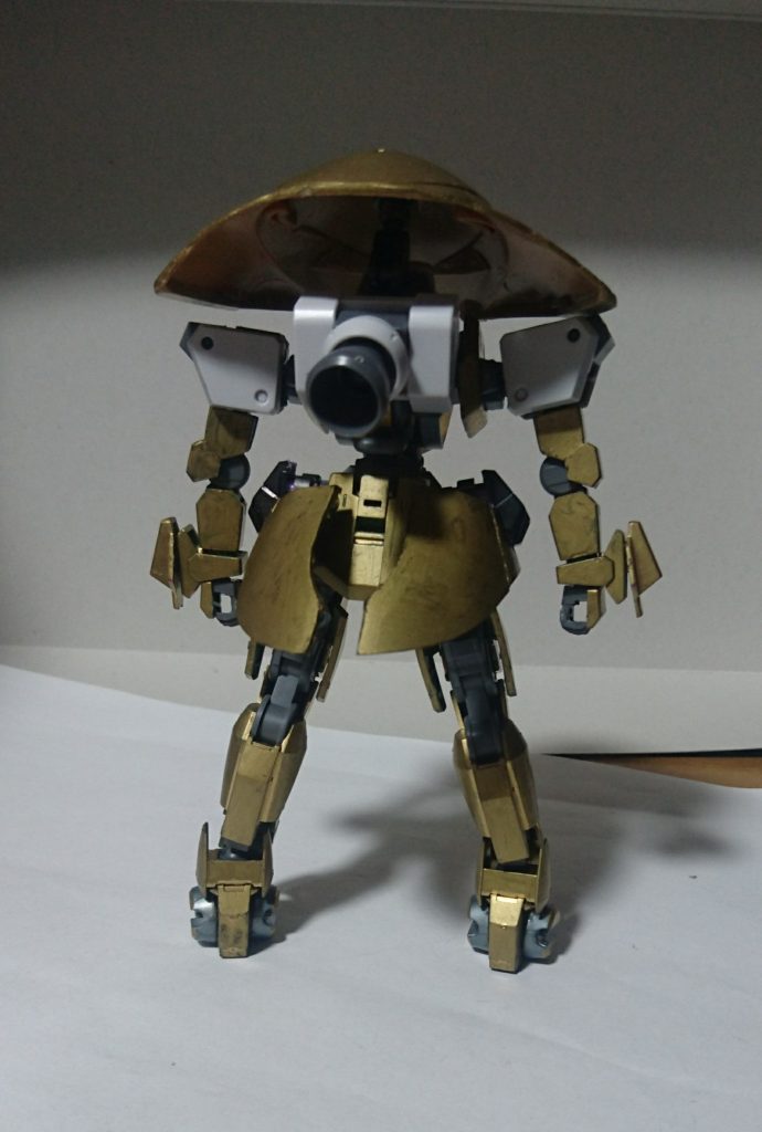 腰のサイドアーマーはドムトルーパーから加工して付けてます。
裏側にスラスターも付いていますので、機動性は損なわれていません。