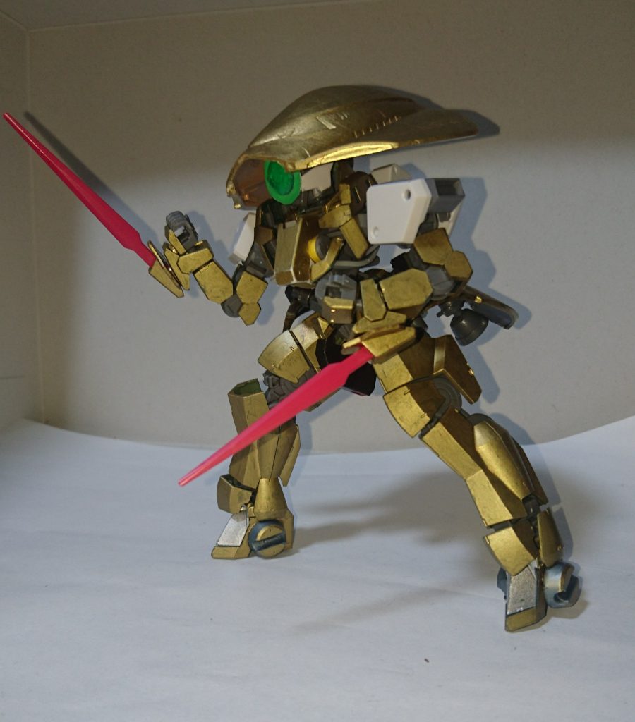 レーザーソード
エクシアダークマターのブースターから一部のパーツを拝借しました。
※本家のレーザーソードは手持ちではなく、腕から発生させてました。
クリアパーツではないにしろ、それっぽさは十分に表現できています。