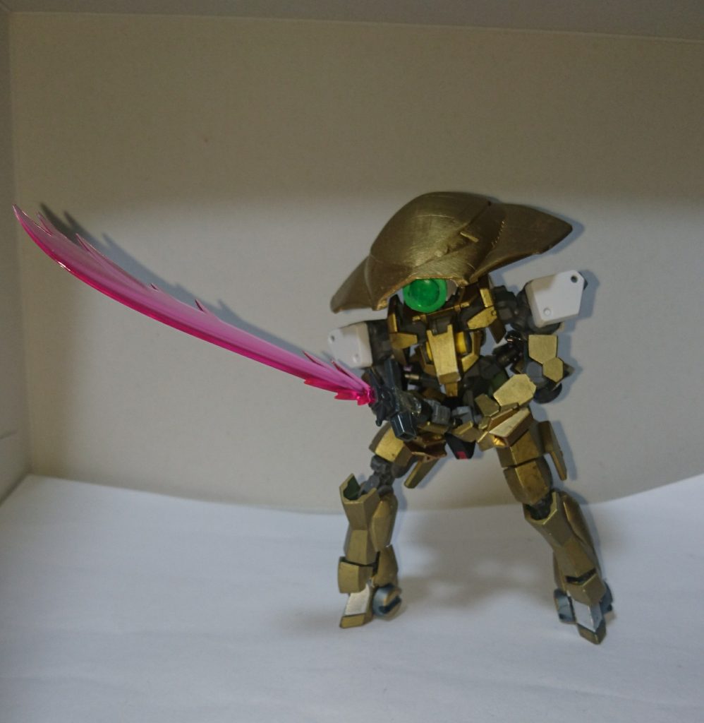 ファイナルソード(MF1のみ)
命中A ダメージA ガッツダウンC
本家は両腕のレーザーソードを一つに重ねて、大きな一振りを発生させてましたが、今作品は高出力ビームソードとして運用します。
何故この技を続編に活かさなかった……