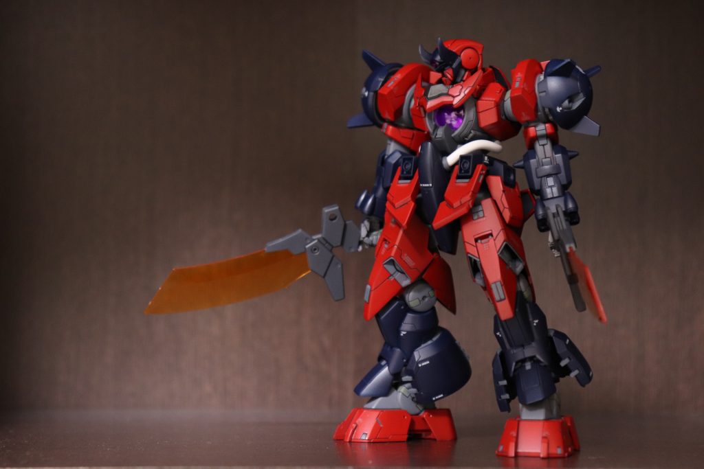 角、腰、モモ、この3点がこのキットで手を入れたかった所です。武器をゆるく持ってる感を出したくて(剣先が下がるような)、武器の持ち手辺りを少し細くしています。ふくらはぎ大きなカバーも削り込みとロック機構っぽい爪を追加してみました。