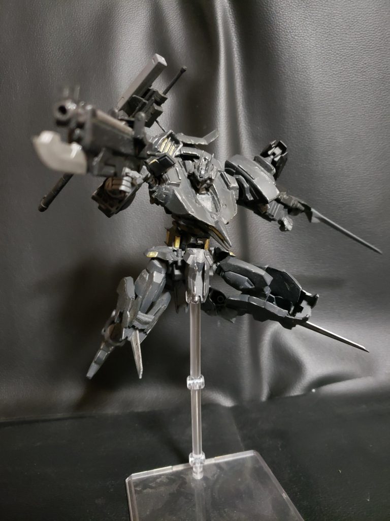 武装はゲームに登場しないオリジナル武器で武装させました。
右手武器のライフルは射程距離が短い分威力は高く、また弾切れをおこしても先端の銃剣で近接戦闘が可能。
という設定です。