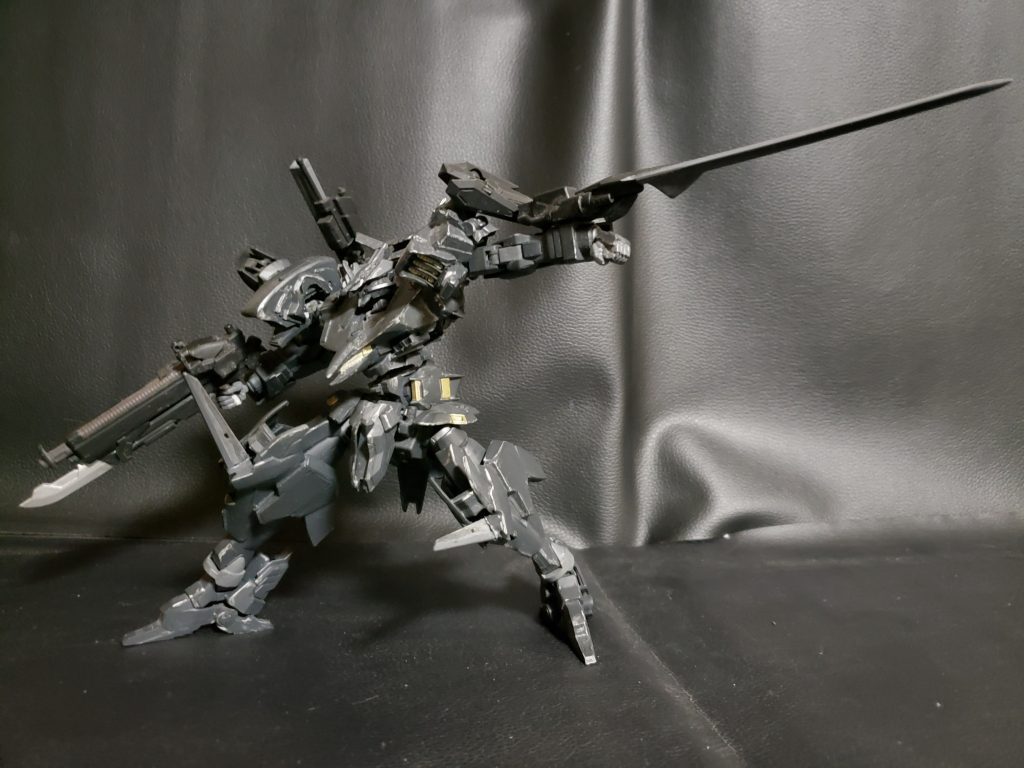 左手武装は剣と機関銃の複合武装。
剣のように切り裂くというよりはランスのように突き刺すほうがこの武器のつかいどころ機関銃の威力は低く牽制程度にしか役にたたない。