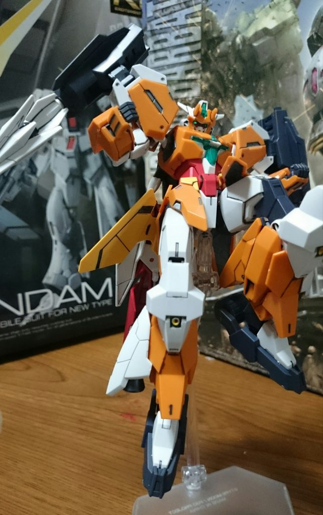 ・サタニクスガンダム
コアガンダムIIとサターンアーマーがドッキングっス!サタニクスは工具と重機をモチーフに、圧倒的なパワーで相手を粉砕することをコンセプトとしているっス!
名前の由来はSaturn(土星)+Six(6)から。それに加えて本機は本来、対ガンダムフレーム機との戦闘を想定してつくられたようで、それにちなんでSatan(悪魔)からも取られてるようっス。通りでビーム兵装が積まれてないはずっス。
ちなみに、アニメ配信・放送延期の為、劇中には未登場っスけど、インストによるとネタバレにならないギリギリの程度でエルドラで本機が運用された理由が明かされたっス。やっぱり延期が無ければ、5月の放送分で登場したようっスねぇ…
気になる人はサタニクスユニットをバイ&ホビーサーチでサタニクスユニットの説明書をチェックっス!