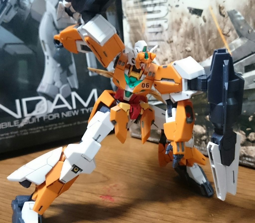 ・ローラーユニット
足裏と踵に備えられたローラーにより、地上では重装仕様とは思えぬほどの高速移動が出来るとのこと。
パッケージ横にはこんな感じのポージングが。……どこぞの某白兜かな?