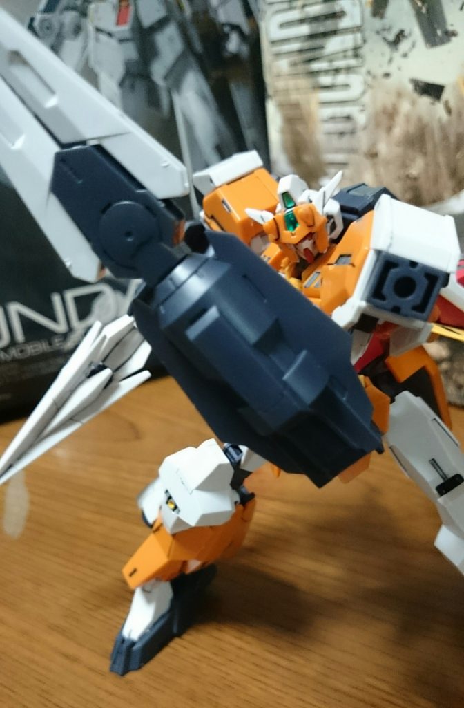 ツインアイはまるでボクシングのヘッドギアのようっスね。
しかし、メルクワンもそうだったっスけど、アンテナがヘッドギアのようなタイプだと、ツインアイが見えづらくなってチト残念っス…