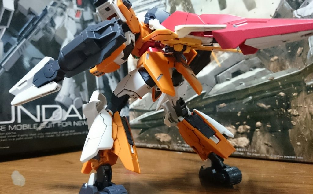 ローラーダッシュ!&背中
プラネッツシステム2の足アーマーはコアガンダムIIの脚が綺麗に収まって、なんだかとてもいい感じっス!
しかし、コアディフェンサーがぽろるぽろる…