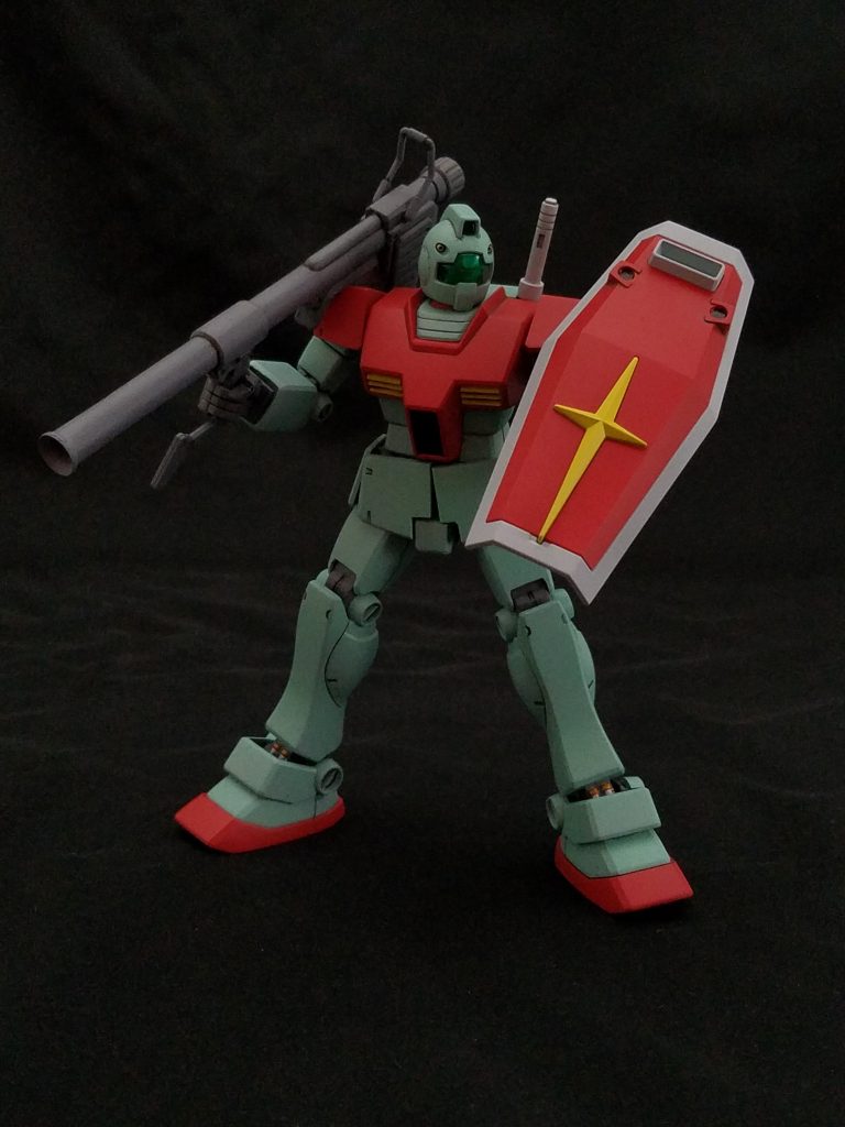 ハイパーバズーカ装備。
こちらもどこかで書いた気がしますが、単色バズーカは量産用、砲身が白い2色バズーカはガンダムやスナイパーカスタムなどが装備する専用機用、と解釈してます。