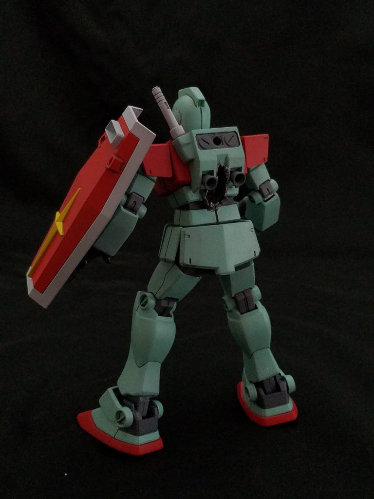 ダメージ胴体、リアビュー。
開いた穴は、「貫かれた感」が伝われば良かったので、特にリアリティを求めてなく、気軽に作りました。
普段からダメージ表現はしないので、手間取りましたが。