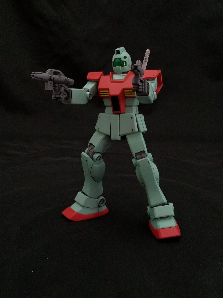 ハンドパーツにビルダーズパーツを使用しているので、前期生産型のビームスプレーガンを使用して2丁拳銃スタイルに。
これは、大森 倖三さんの漫画「機動戦士ガンダム U.C.戦記 追憶のシャア・アズナブル」内に出てくるジムをイメージしました。