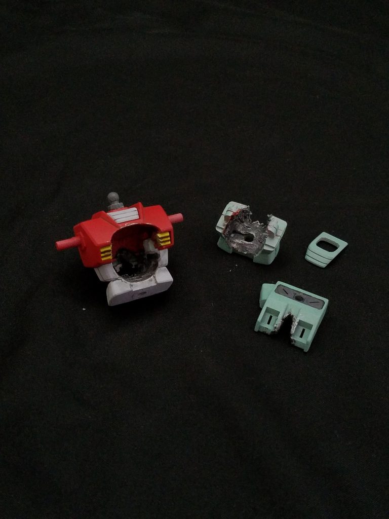 ダメージ胴体は、腹部・バックパック・首回りのパーツを交換して前期生産型にも対応出来ます。
これを作るためだけに、過去ジムのリメイクに踏み込みました。