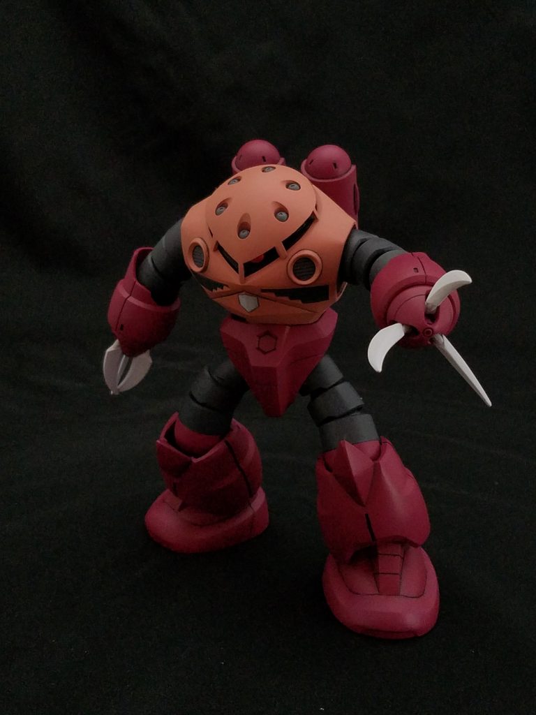 量産型と唯一違う加工箇所は、モノアイが全周囲で動かないこと。
中央から、左右の支柱の間のみの可動に限定したので、加工も楽でした。