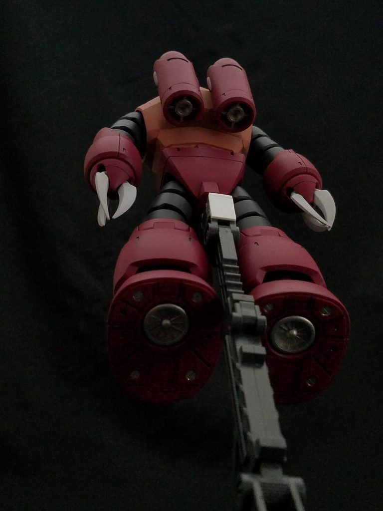 量産型と同じく、足裏とバックパックのノズル部分に、エナメル チタンシルバーでアクセントを付けました。