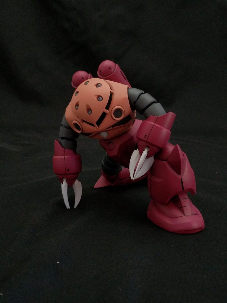 貫いた後の立ち膝。
無改造で何とか立ち膝が出来るんだから、優秀なキットだ。