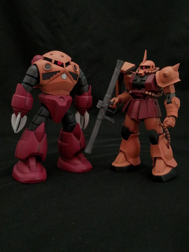 [022]MS-06S ザクⅡS型[シャア・アズナブル専用機]と。
シャアザクの胴体は調色した色で、今回のシャアレッドはガンダムカラーを使用。
並べても、あまり違和感が無くて良かった。