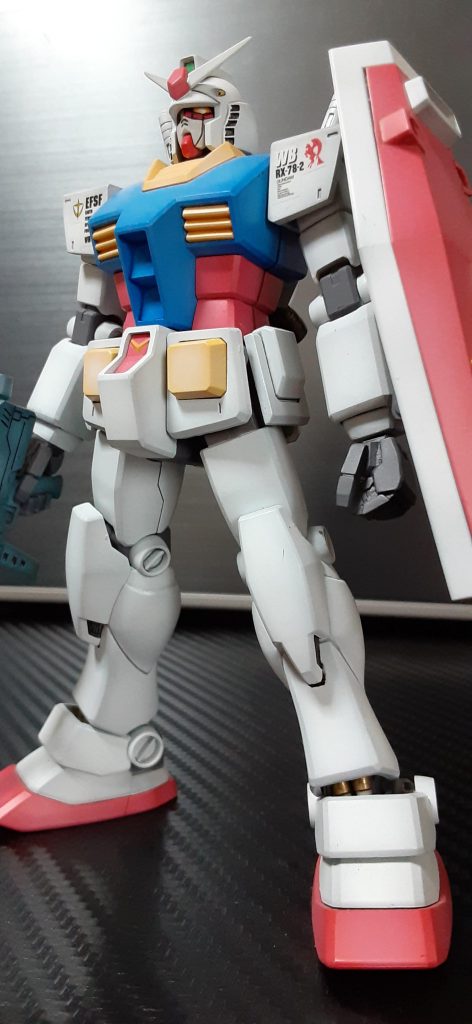 腰フロントアーマーは真鍮線で繋ぎ独立可動できるように。足首はパイプパーツとプラ棒でシリンダーに見せました。