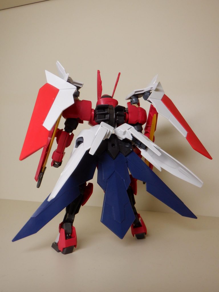 追加したパーツ部の塗装でだいぶ悩みました。 仮組した時のカラーリングでもなかなかいい具合だったので、そのままでいこうかととも考えましたが、結局は機体色に合わせることにしました。