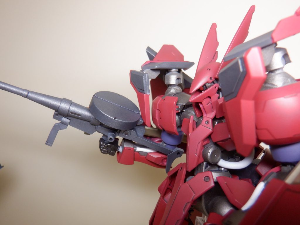 全塗装にペンでのスミ入れです。
頭部メインカメラ部にはクリアパーツをディテールしてみました。