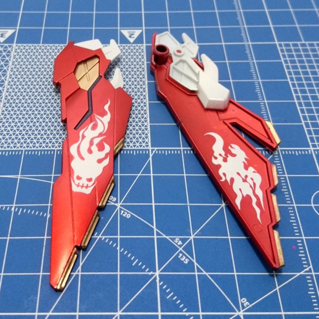 [レッドクロス]
ロイヤルメタレッドで両面塗装。表から見える面にファイヤーデカールを施しました。レッドゴールド、メタリックダークブルーで部分塗装。