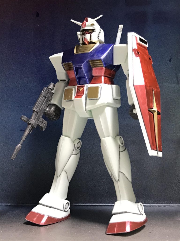 ちなみに、折れないようにそっと、しかし力強く、ハンドパワーで脚を広げると… 急にカッコいい立ち姿になります(^^)

ジオングも入手したので、後日これはきっと、頭と左腕をもがれ、あちこちライターであぶられて… 40年後も同じことをし続けるオジサン…汗

ではまた！(^^)