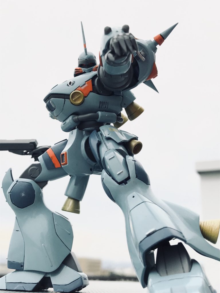 左腕にはミッションに応じた信号弾や、スモーク弾などを装備出来ます。