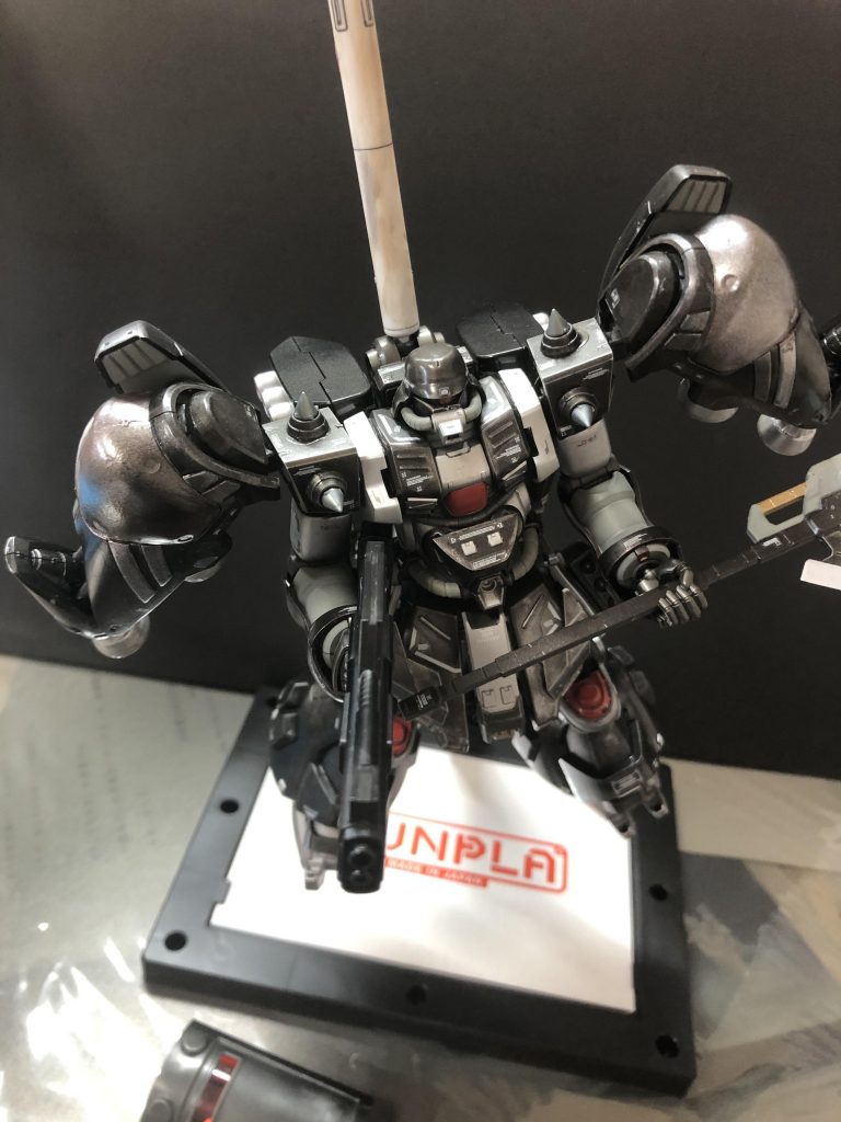全部初めてだったのですが、タミヤウェザリングマスターでちょっと金属感が出るように汚した後、グレー部と関節部は艶消しで、あとは半光沢と光沢で仕上げました。
初めての経験だらけで戸惑うことが多かったですが、形になってよかったです。
作成期間は20日くらいですかね、大学生の自粛期間は暇なのです。笑