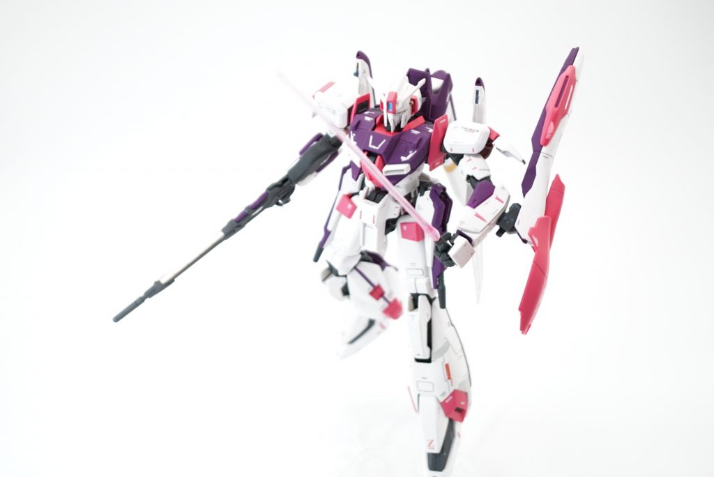 古いキットだからか、可変機だからか股関節が全然開かなくてポーズが決まらない！